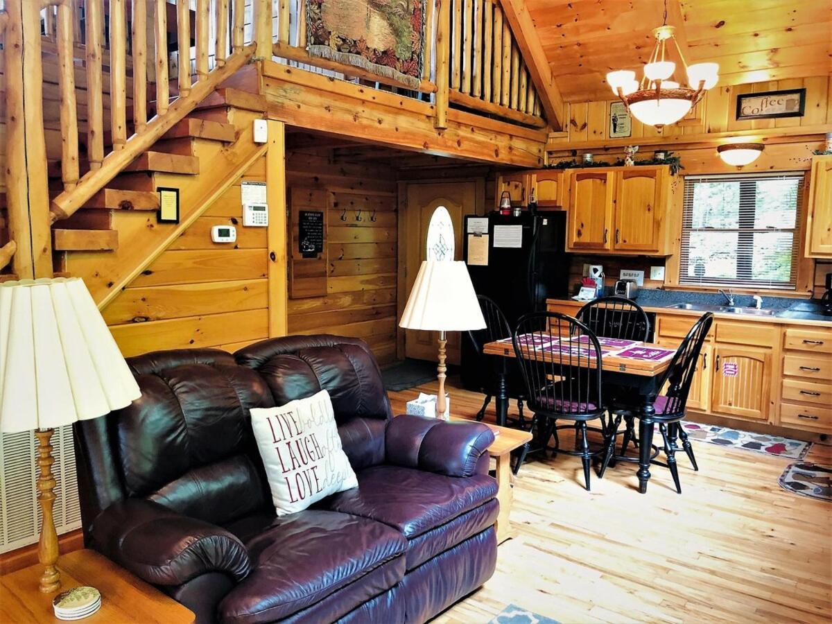 Mountain Joy -Private Treehouse Style Cabin That Sleeps 4-Free Tickets แกตลิงเบิร์ก ภายนอก รูปภาพ
