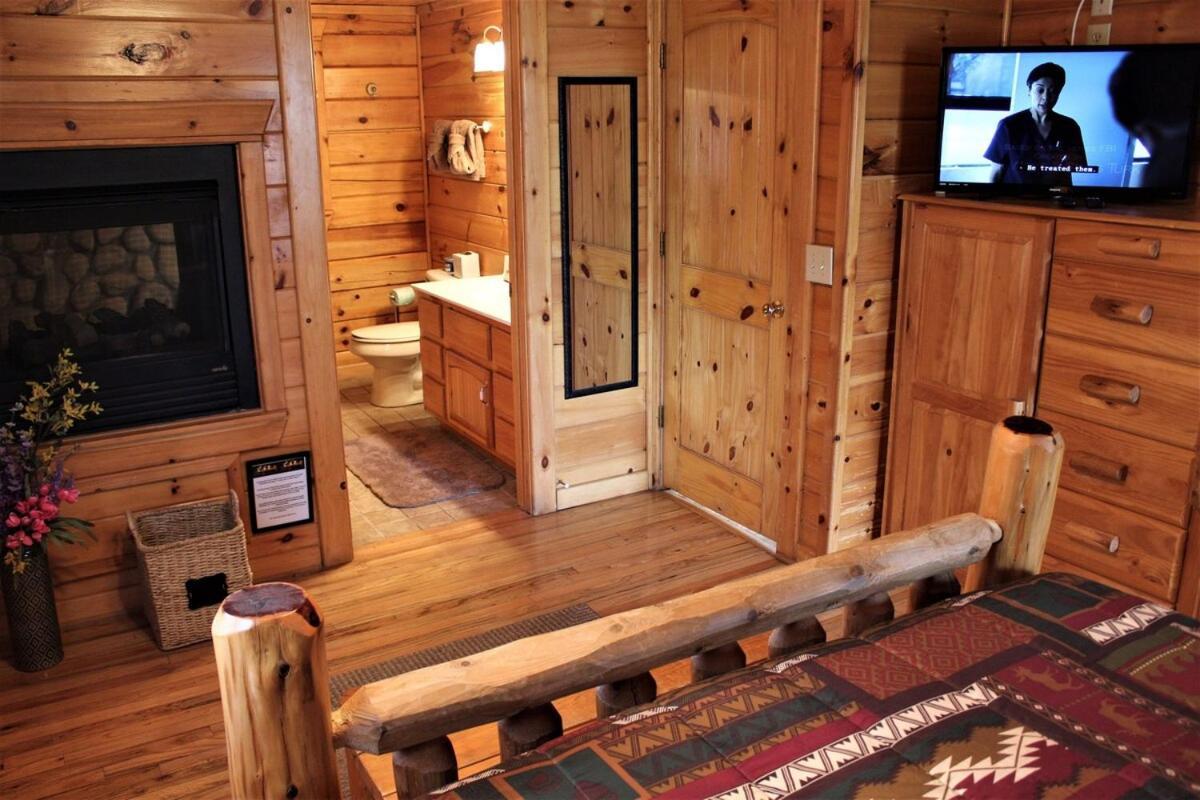 Mountain Joy -Private Treehouse Style Cabin That Sleeps 4-Free Tickets แกตลิงเบิร์ก ภายนอก รูปภาพ