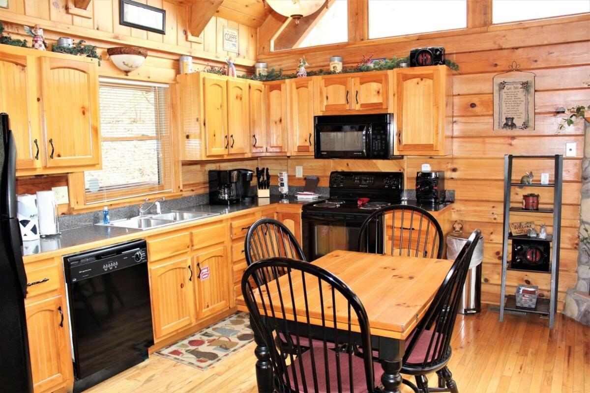 Mountain Joy -Private Treehouse Style Cabin That Sleeps 4-Free Tickets แกตลิงเบิร์ก ภายนอก รูปภาพ