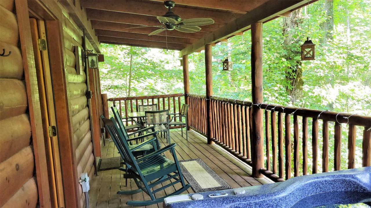 Mountain Joy -Private Treehouse Style Cabin That Sleeps 4-Free Tickets แกตลิงเบิร์ก ภายนอก รูปภาพ